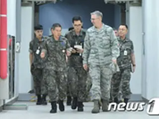 米軍首脳部、合同会見で北に警告 「全資産、韓国に提供」