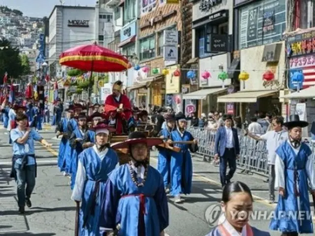 釜山で行われた朝鮮通信使の行列再現行事（資料写真）＝（聯合ニュース）
