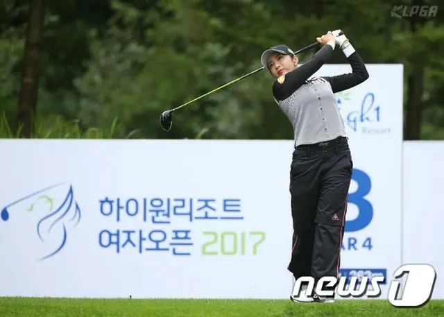韓国プロゴルファーのイ・ボミ（29）が、KLPGAツアーのハイワンリゾートレディースオープン（賞金総額8億ウォン（約8000万円））に出場し、初日を5位タイで一旦終えた。（提供:news1）