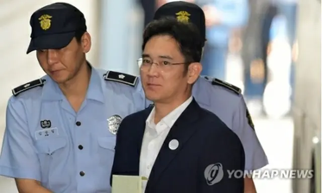 地裁入りする李被告＝２５日、ソウル（聯合ニュース）