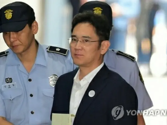 地裁入りする李被告＝２５日、ソウル（聯合ニュース）