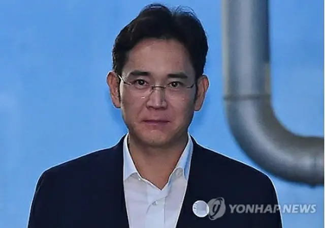 判決後、地裁を出る李被告＝２５日、ソウル（聯合ニュース）
