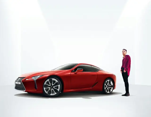 レクサス・コリアは去る28日、歌手SOL（BIGBANG）が「NEW LC500h」のミュージックビデオ（MV）撮影時に着用した衣装を販売し、その収益金の全額を寄付すると明らかにした。（提供:OSEN）