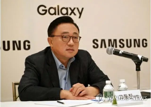 会見するサムスン電子の高東真・無線事業部長（社長）＝（聯合ニュース）