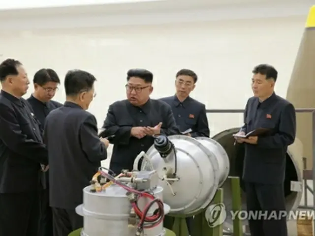 朝鮮中央通信は金正恩氏がＩＣＢＭの弾頭に搭載する水爆を視察したと報じた。視察先で話す金正恩氏（左から４人目）＝３日、ソウル（聯合ニュース）