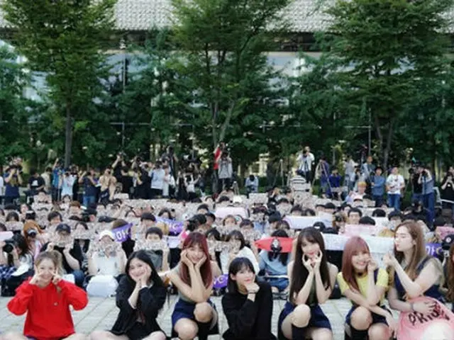 「PRISTIN」が2日、MBC「ショー！K-POPの中心」の現場で、ミニファンミーティングを開催し、ファンと特別な時間を過ごした。（提供:OSEN）