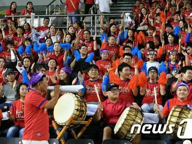 当初、500人の予定だったウズベキスタン戦応援団が安全問題で340人に縮小された。