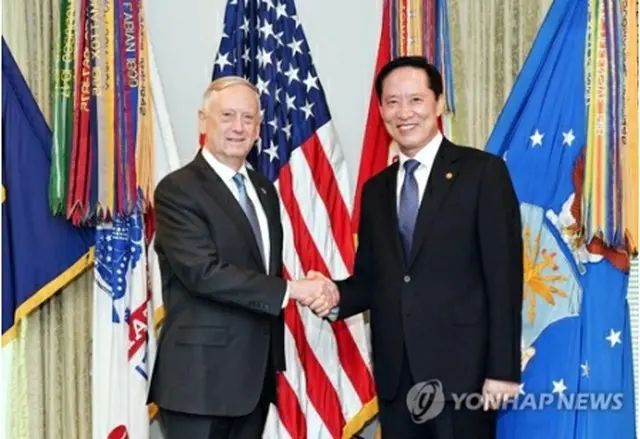 宋氏（右）とマティス氏は米国で８月３０日（現地時間）に会談している（韓国国防部提供、資料写真）＝（聯合ニュース）