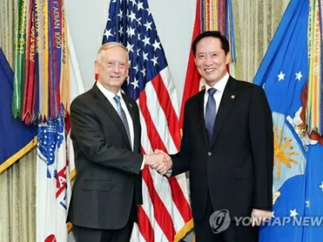 宋氏（右）とマティス氏は米国で８月３０日（現地時間）に会談している（韓国国防部提供、資料写真）＝（聯合ニュース）