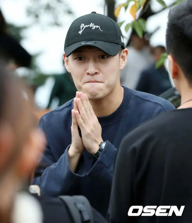 “熱愛説言及・あいさつなし”俳優カン・ハヌル、家族の見送りで静かに入隊（提供:OSEN）