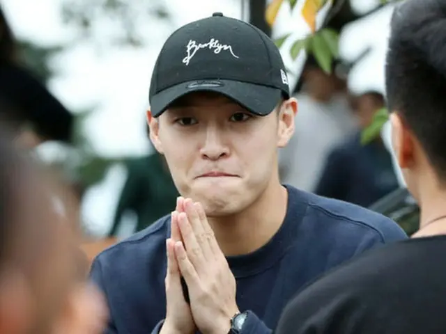 “熱愛説言及・あいさつなし”俳優カン・ハヌル、家族の見送りで静かに入隊（提供:OSEN）