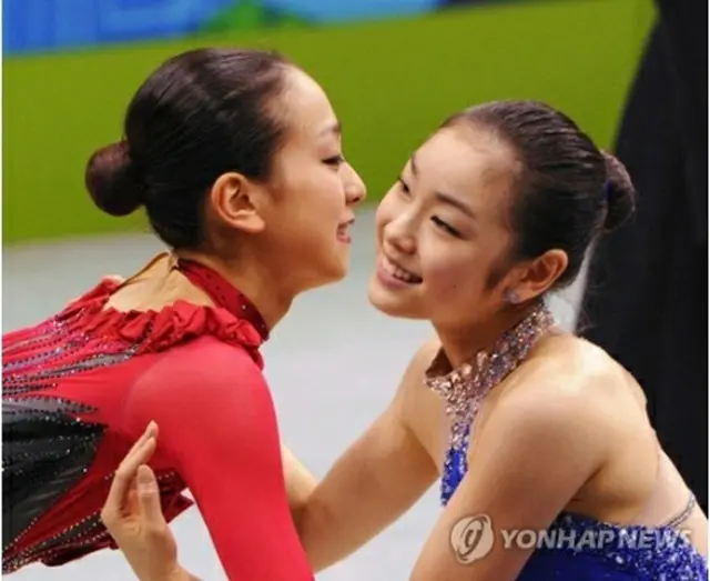 キム・ヨナさんと浅田真央さんが互いの健闘をたたえ合う姿を捉えた共同通信の写真＝（聯合ニュース）