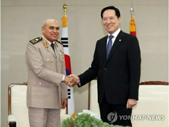 ソブヒ国防相（左）と握手する宋国防部長官＝１１日、ソウル（聯合ニュース）