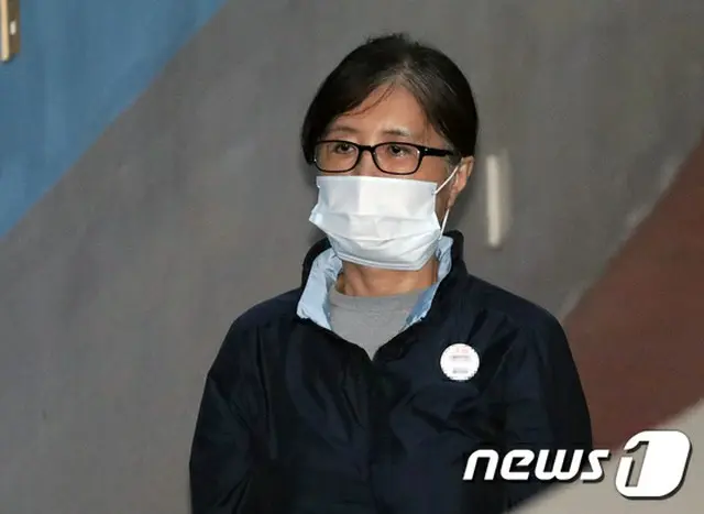 裁判中に涙を見せた崔順実被告「娘の陳述が有罪の証拠だなんて…」（提供:news1）