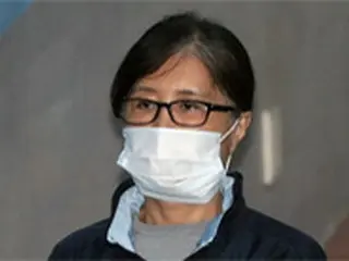 裁判中に涙を見せた崔順実被告「娘の陳述が有罪の証拠だなんて…」