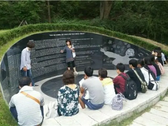 慰安婦被害者を追悼する公園を訪れた日本の学生たち（ソウル市提供）＝（聯合ニュース）