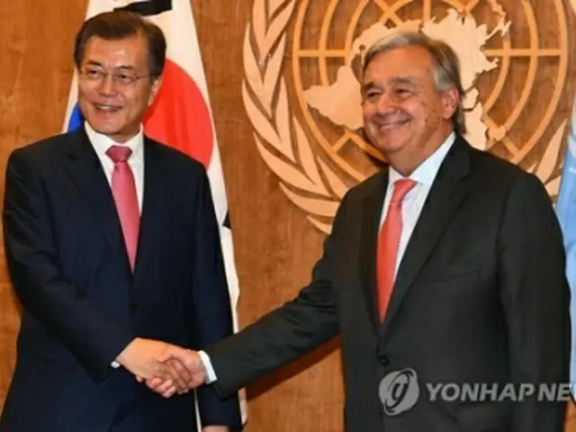 握手を交わす文大統領（左）とグテレス国連事務総長＝１８日、ニューヨーク（聯合ニュース）