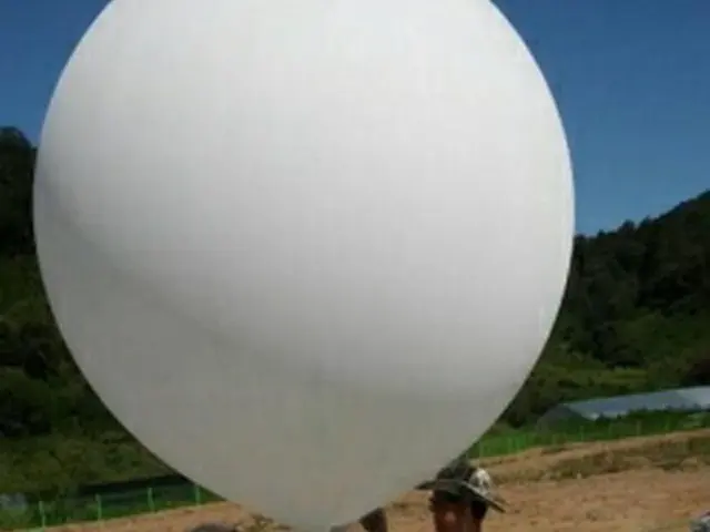 北朝鮮に風船を飛ばそうとする「ノーチェーン」関係者（ノーチェーン提供）＝（聯合ニュース）