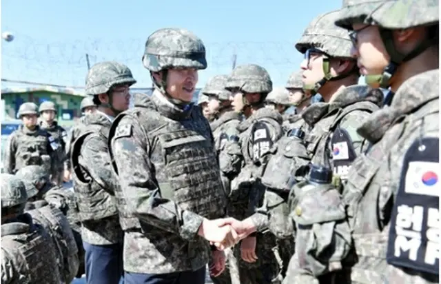 兵士と握手する宋長官（国防部提供）＝２１日、ソウル（聯合ニュース）