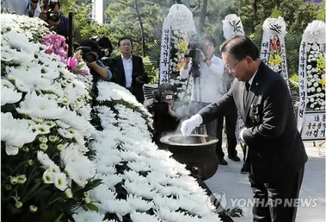 合同慰霊祭で焼香する金富謙長官＝２２日、釜山（聯合ニュース）