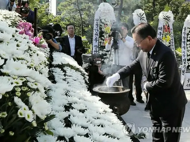 合同慰霊祭で焼香する金富謙長官＝２２日、釜山（聯合ニュース）