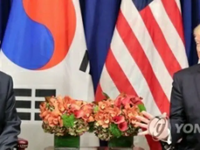 米ニューヨークで今月２１日に会談した文在寅（ムン・ジェイン）大統領（左）とトランプ大統領＝（聯合ニュース）