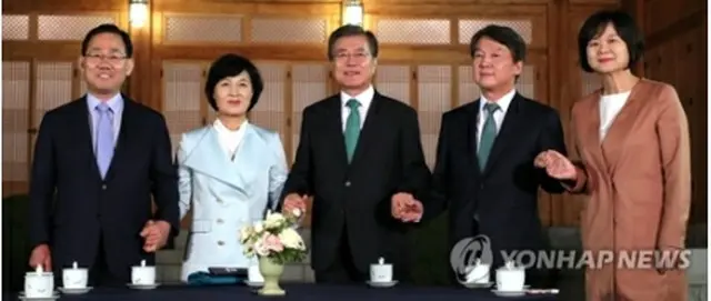 文大統領（中央）と与野４党の代表＝２７日、ソウル（聯合ニュース）