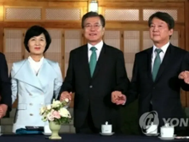 文大統領（中央）と与野４党の代表＝２７日、ソウル（聯合ニュース）