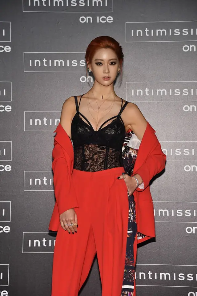 韓国女優クララ（31）が10月6日（現地時間）、イタリア・ヴェローナで開かれる「INTIMISSIMI ON ICE 2017」に招待された。韓国女優として2年連続の招待は彼女が唯一だ。（提供:OSEN）