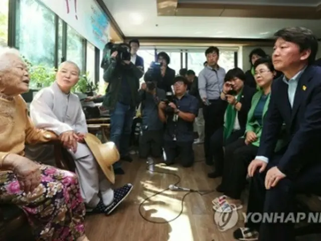 慰安婦被害者と対話する安代表（手前右）＝２日、広州（聯合ニュース）