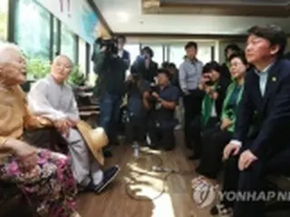 韓国野党代表が慰安婦被害者を訪問　国会での「合意」検証に意欲