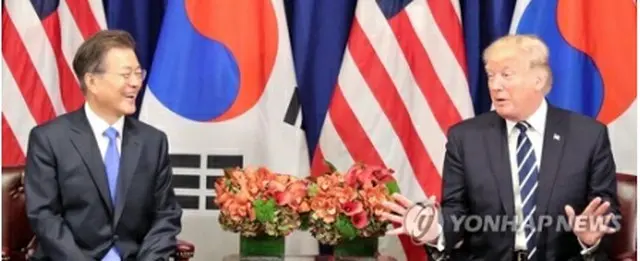 ９月２１日に米ニューヨークで会談した文大統領（左）とトランプ大統領＝（聯合ニュース）