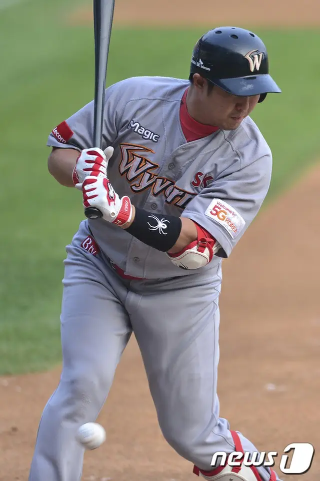 韓国プロ野球・SKワイバーンズのチェ・ジョン（30、内野手）がポストシーズン通算最多死球新記録を樹立した。
