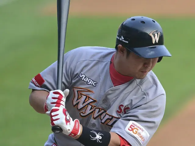 韓国プロ野球・SKワイバーンズのチェ・ジョン（30、内野手）がポストシーズン通算最多死球新記録を樹立した。