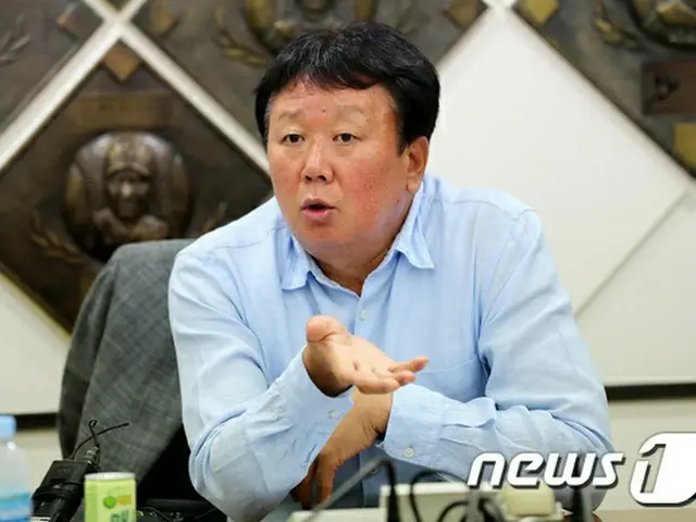 野球韓国代表のソン・ドンヨル監督（54）が「アジア プロ野球チャンピオンシップ2017」（APBC）の記者会見のため、12日に日本へ向けて出国する。