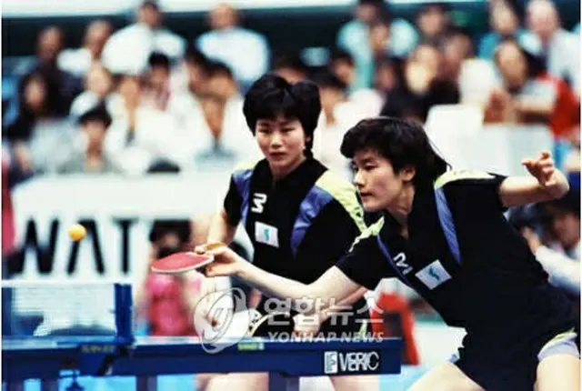 ９１年の世界卓球選手権大会でダブルスを組んだ玄静和（手前）、李芬姫選手（資料写真）＝（聯合ニュース）