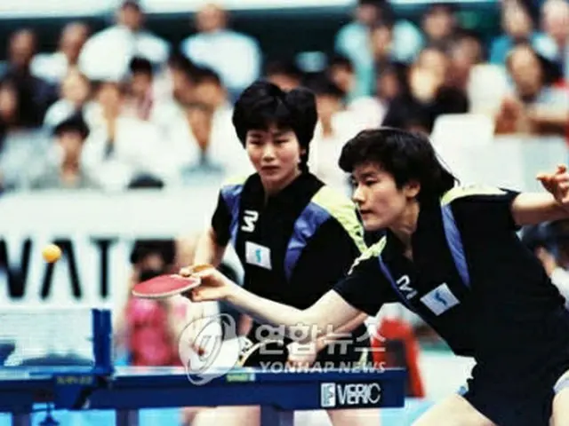 ９１年の世界卓球選手権大会でダブルスを組んだ玄静和（手前）、李芬姫選手（資料写真）＝（聯合ニュース）