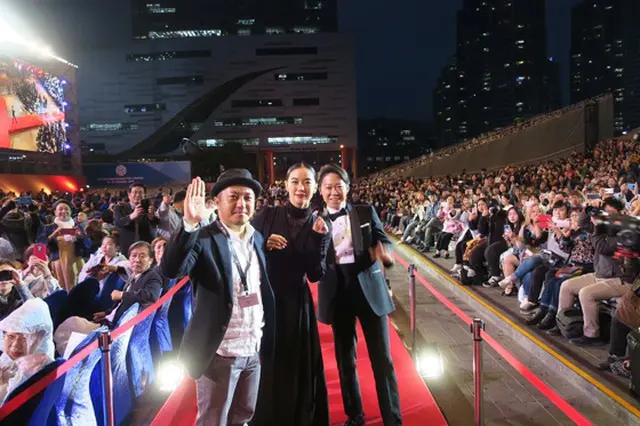 蒼井優、阿部サダヲ、白石監督に韓国・釜山が熱狂！釜山国際映画祭レッドカーペットに登場（オフィシャル）