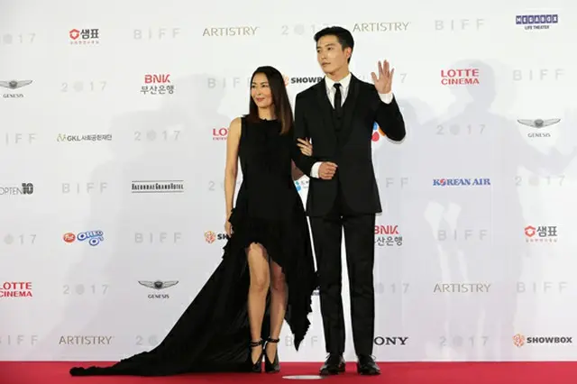 日本の女優・中山美穂が韓国俳優キム・ジェウクと共に「釜山国際映画祭」レッドカーペットに登場した。（オフィシャル）