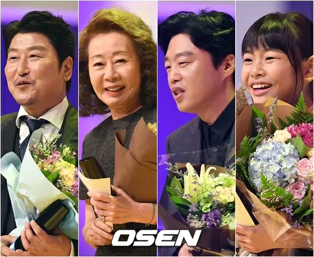 韓国「釜日映画賞」最高作品賞には、映画「タクシー運転手」が選ばれた。左から男優主演賞のソン・ガンホ、女優主演賞のユン・ヨジョン、男優助演賞のキム・ヒウォン、女優助演賞のキム・スアン（提供:OSEN）