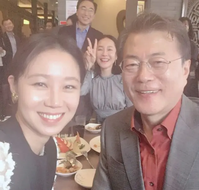 女優コン・ヒョジン、文大統領とのツーショット写真を公開（提供:OSEN）