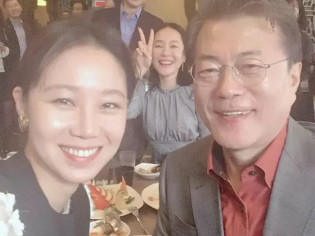 女優コン・ヒョジン、文大統領とのツーショット写真を公開（提供:OSEN）