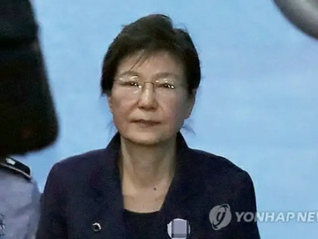 公判を終えてソウル中央地裁を後にする朴被告=16日、ソウル(聯合ニュース)