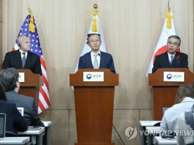 共同記者会見を行う（左から）サリバン米国務副長官、林氏、杉山氏＝１８日、ソウル（聯合ニュース）
