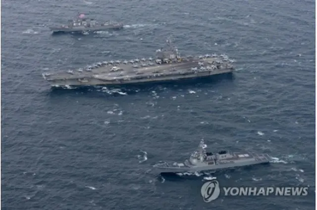 朝鮮半島東沖で１８日に実施された韓米海上演習の様子。中央が米原子力空母ロナルド・レーガン（米海軍提供）＝（聯合ニュース）