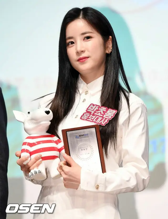 韓国ガールズグループ「Apink」メンバーのチョロンが、爆発物を仕掛けたと脅迫され、警察が現場に出動する騒動があった。（提供:OSEN）