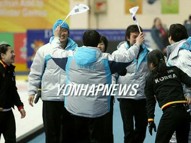 金メダルを決め喜び合うカーリング男女の韓国代表＝1日、長春（聯合）