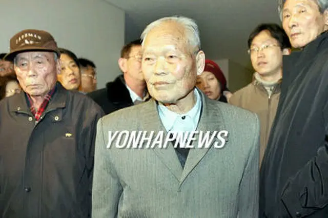 残念そうな表情で釜山地裁を後にする韓国人被爆者＝2日、釜山（聯合）