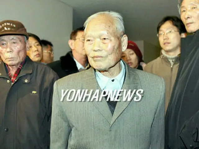 残念そうな表情で釜山地裁を後にする韓国人被爆者＝2日、釜山（聯合）