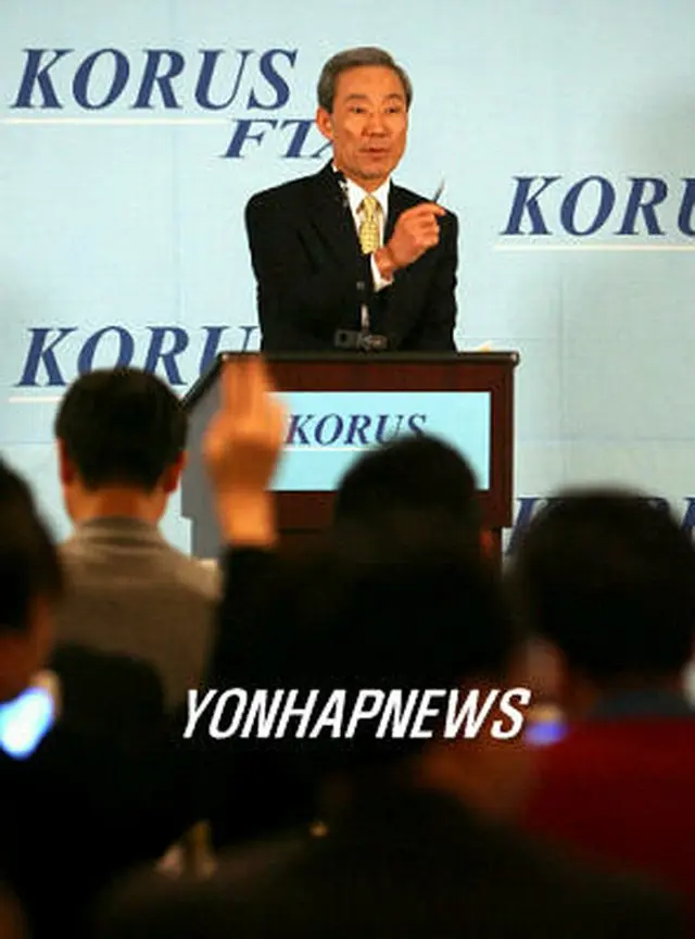 韓米FTA第7回交渉について会見を行う金宗フン（キム・ジョンフン）韓国側首席代表＝11日、ワシントン（聯合）